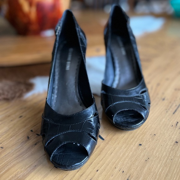 Beautiful size 9 Gianni Bini heels.  Excellent lightly worn condition. - Picture 3 of 5